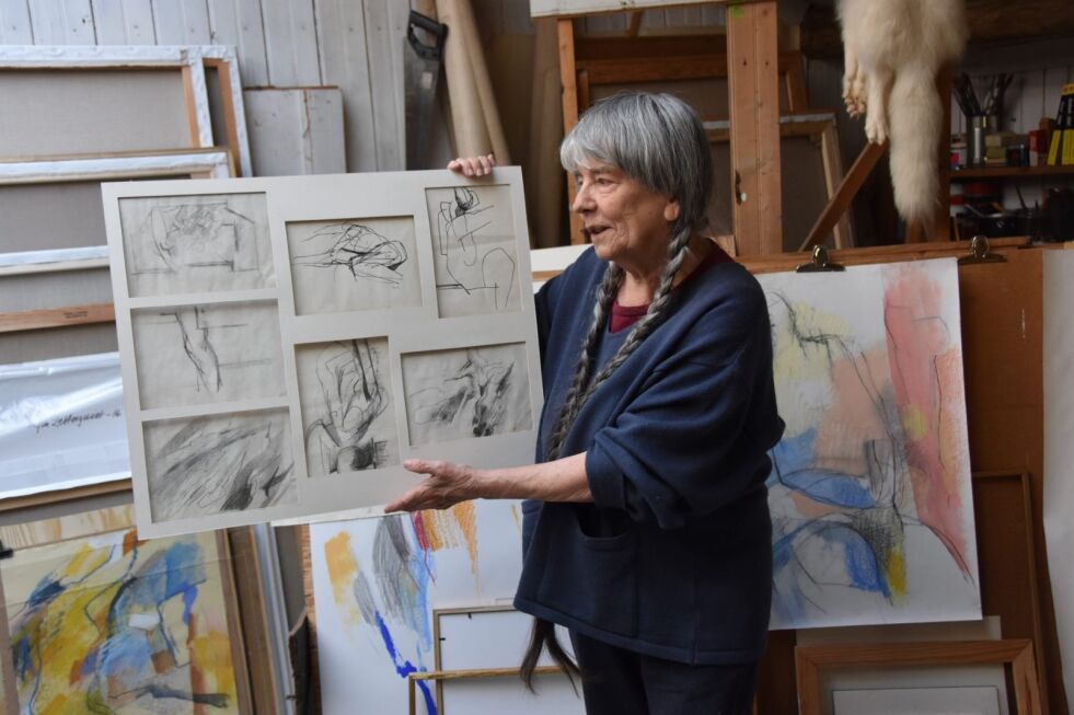 MÅ VELGE. Kajsa Zetterquist er maler, men har hele tiden også tegnet gjennom sine 60 år som kunstner. Hun har derfor mye å velge mellom når hun setter opp den nye utstillingen sin i Galleri Adde-Zetterquist. Utstillingen åpner søndag klokka 13. Foto: Frank Øvrewall