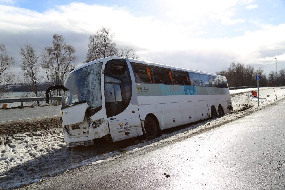 I GRØFTA. En buss havnet i grøfta på Klungset onsdag ettermiddag. Ingen av de 13 passasjerene skal ha blitt skadet. Foto: Bjørn L. Olsen
