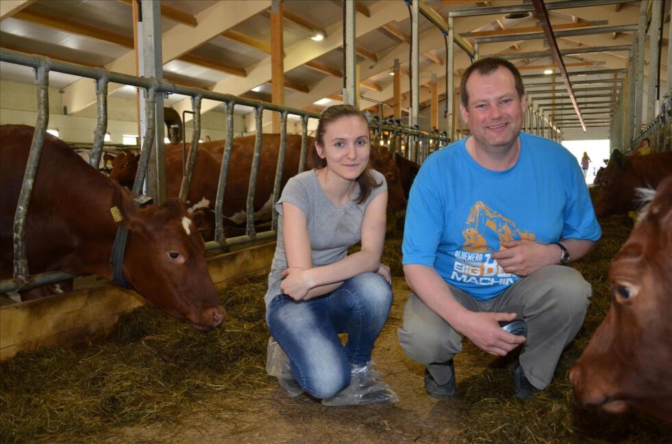 FORNØYD. Avløser Natalia Onofrienko og bonde Tom Stormo er strålende fornøyd med nyfjøsen. - Her får de firbeinte det veldig godt, sier de. Alle foto: Sverre Breivik