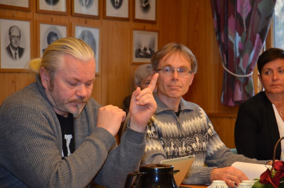UENIGE. Ronny Sortland (t.v.) og kommuneoverlege Kjell Gunnar Skodvin er veldig uenige i hvordan legevakttilbudet til saltdalingene skal være i framtida. Foto: Sverre Breivik