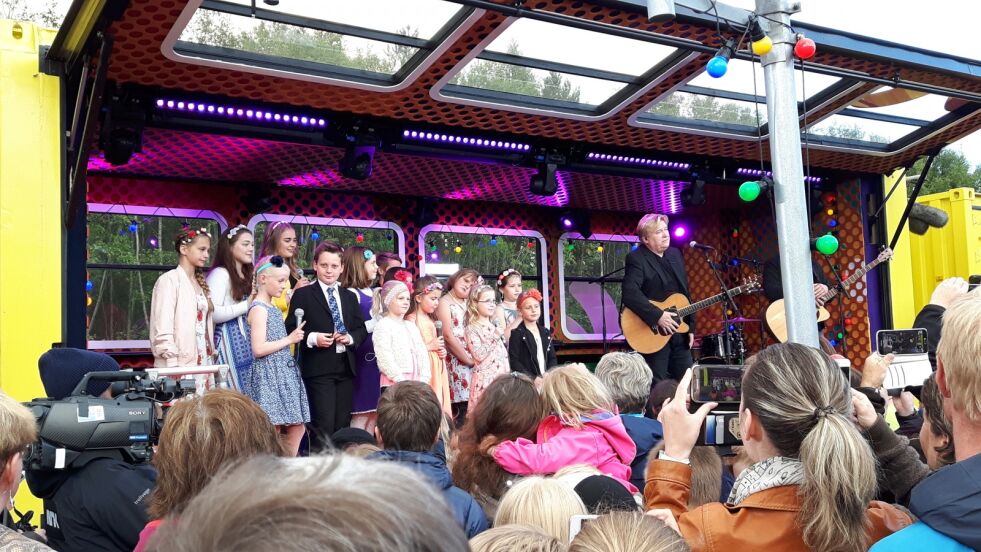 SANG FOR TOGET. Barnekoret sang for Sommertoget, sammen med Jørn Hoel.
 Foto: Robert Jentoft