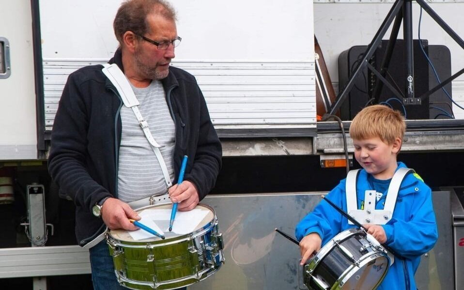 TIDLIG KRØKES. Oliver hadde sin deby i 2013 under fergejubileum på Skutvik i 2013.  Her var han 6 år. Han som spiller tromme sammen med han er Jan Steinsland fra Skutvik.
 Foto: Kjell Fredriksen