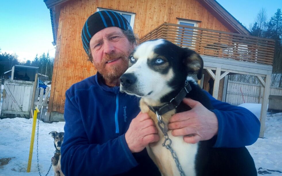 FANTASTISK LØP. Leif Wilhelmsen fra Saltdal gjorde et fantastisk løp under Pasvik Trail i Finnmark, og kom i mål fredag kveld litt før klokka 21.30. Hunden Gerro var med i vinnerspannet, men han måtte ha litt behandling og massasje underveis. Foto: Christine Karijord
