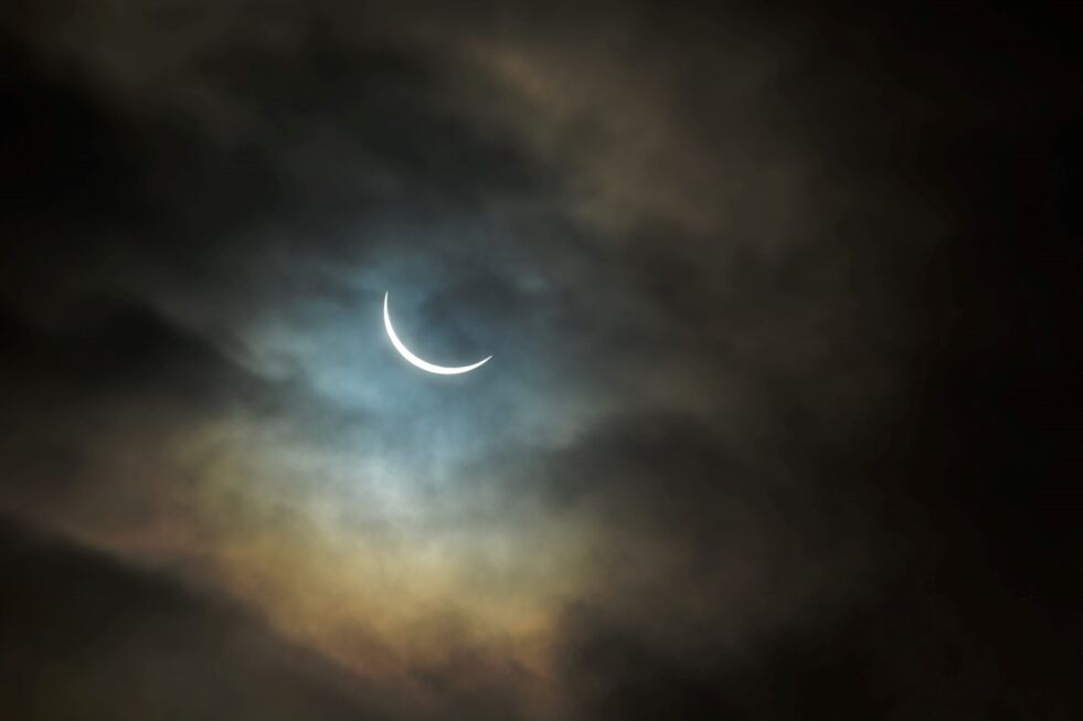 NESTEN TOTAL. Månen dekket her 95 prosent av solskiva under den forrige solformørkelsen, som fant sted i 2015. Arkivfoto: Helge Simonsen
