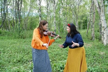 Maria Piel (t.v.) og Eirin Edvardsen skal framføre "Prinsessa som ble borte" på Fauske bygdetun.
 Foto: Ida Beate Otterlei