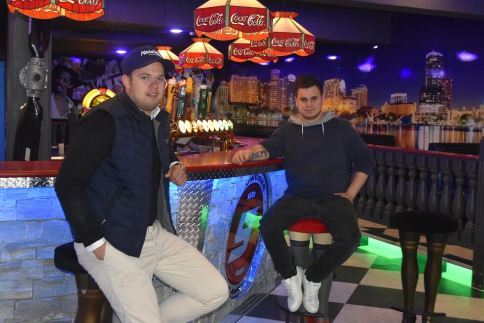 EN DRØMME-ARBEIDSPLASS. Jøran Jensen og Thomas Torleifsen har et mål om å drive Fauskes beste bar og spiseplass. - Vi er forberedt på hardt arbeid og lange dager. Det er bra vi er unge!
 Foto: Foto: Sylvia Bredal