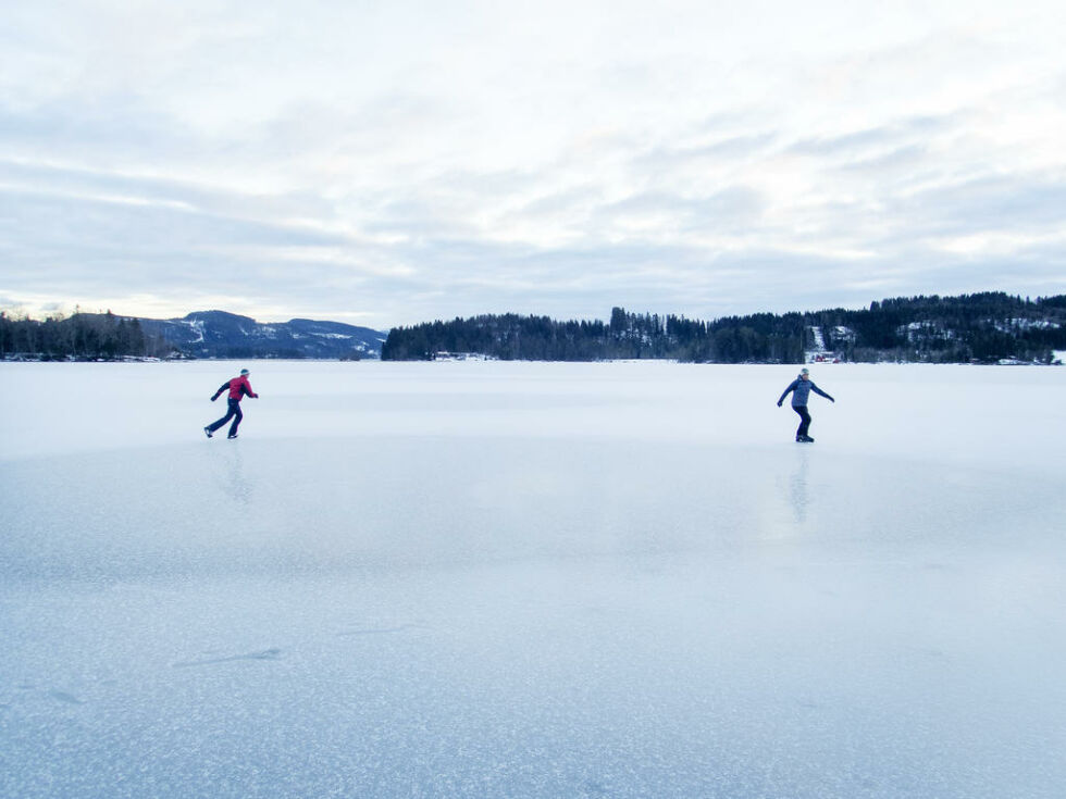 NVE anbefaler alle å sjekke is tykkelsen grundig før man krysser over. Illustrasjonsfoto: Gorm Kallestad / NTB
