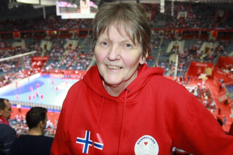 PÅ TRIBUNEN. Berit Johansen fra Finneid er som oftest å finne på tribunen når Norge deltar i store håndballmesterskap. Foto: Svein Halvor Moe