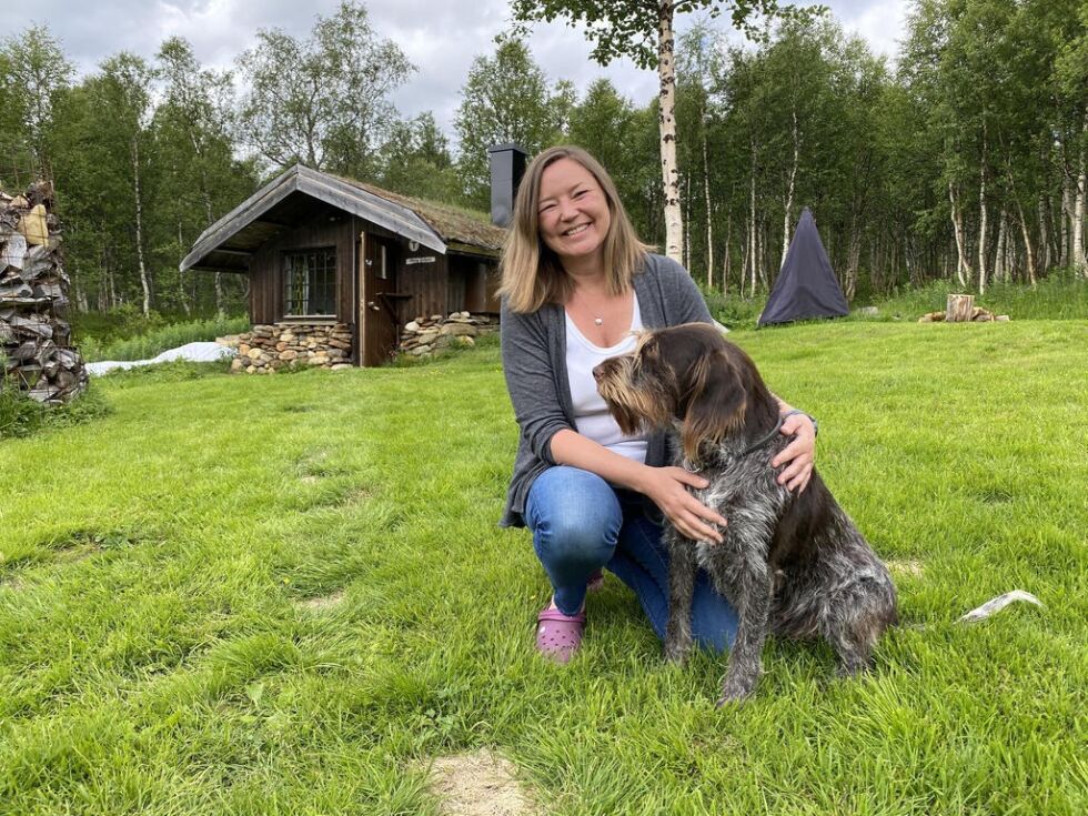 GJESTER PÅ GÅRDEN. Laila Ingvaldsen, som til vanlig jobber ved Nordland nasjonalparksenter, leier ut hytte øverst i Evenesdalen. Her sammen med hunden Taxi, som gjerne blir med gjestene på tur. Alle foto: Eva S. Winther