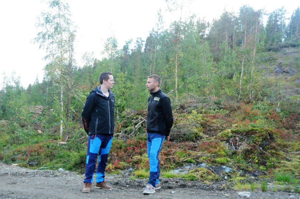 I BRUDDET. Her er prosjektleder Vidar Larsen og daglig leder Carl Christian Moland i PK Strøm på stedet hvor det er planlagt et steinbrudd på Drageid. Nå beskyldes firmaet for urent spill. Arkivfoto: Maria Trondsen