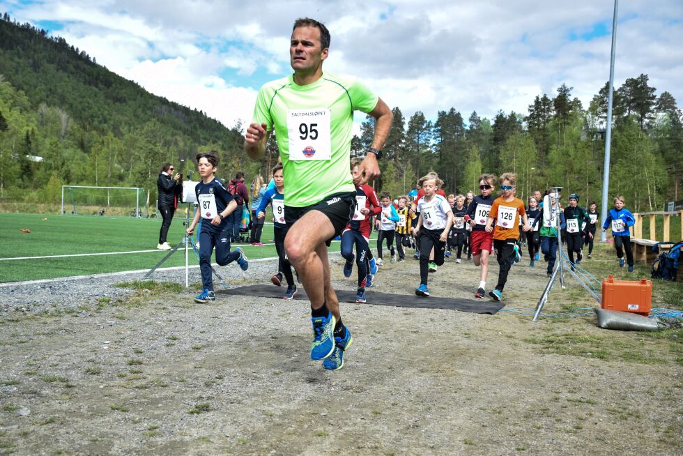 LØP. Ketil Bjørnstad legger ut på sine ti kilometer i Saltdalsløpet.
 Foto: Tarjei Abelsen
