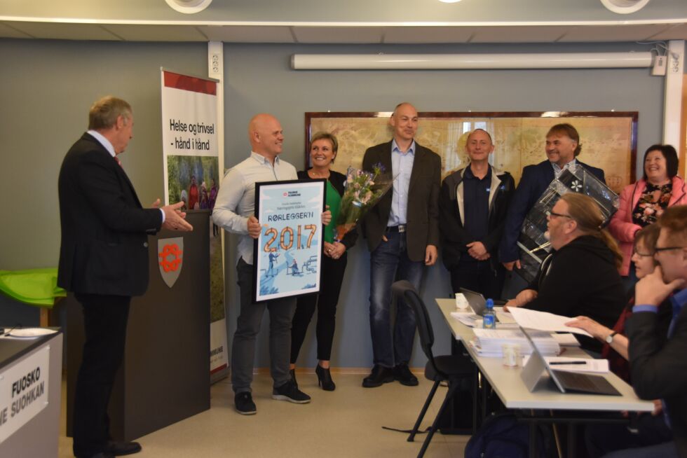 STOLTE. Disse ansatte kunne smile bredt etter å ha ha mottatt Fauske kommunes næringspris for 2017.
 Foto: Sylvia Bredal