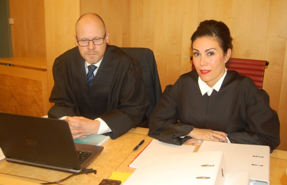 Forsvarerne, advokat Charlotte Ringkjøb og advokat Rohnny Andersen, mener at tiltalte bør frifinnes.
