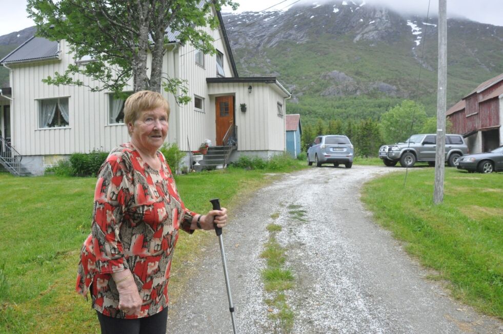 HJEM KJÆRE HJEM. Martha Olsen foran huset sitt i Bånådalen. - Hver fjortende dag tar jeg en tur til Fauske og etter noen dager er det godt å komme heim igjen, forsikrer 88-åringen. Alle foto: Sylvia Bredal