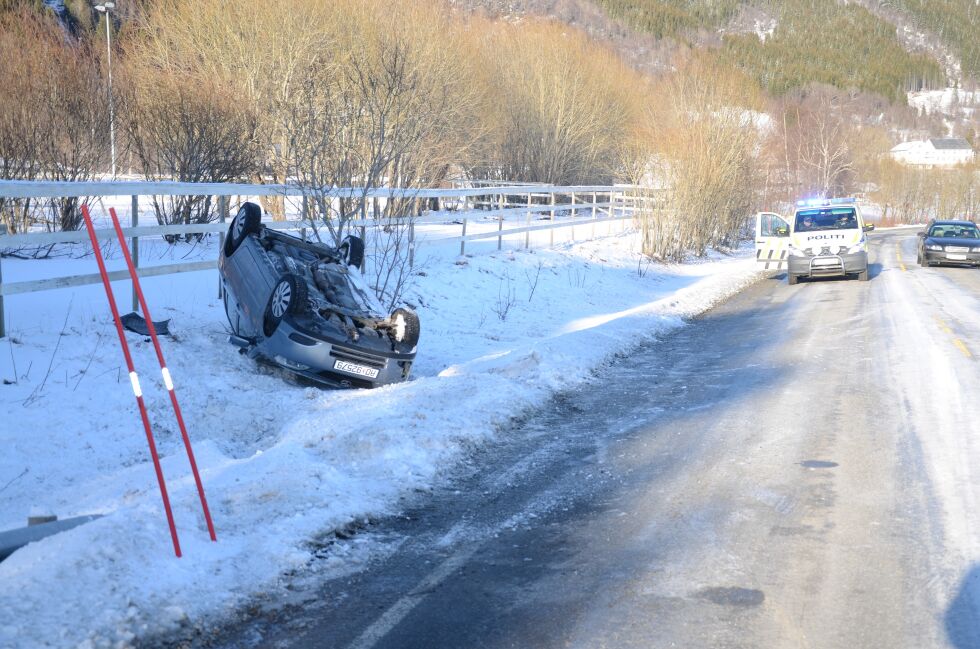PÅ TAKET. Føreren av denne bilen var tilsynelatende uskadd, men ble sendt til legevakta for sjekk etter utforkjøringen i Røvika mandag ettermiddag.
 Foto: Espen Johansen