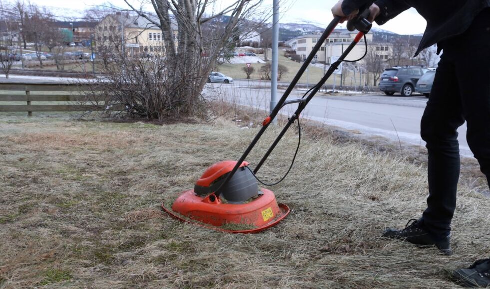 KLIPPE? Det er nok litt for tidlig for å klippe gresset. Men ønsker du snø på bakken, så må du vente. Foto: Bjørn L. Olsen