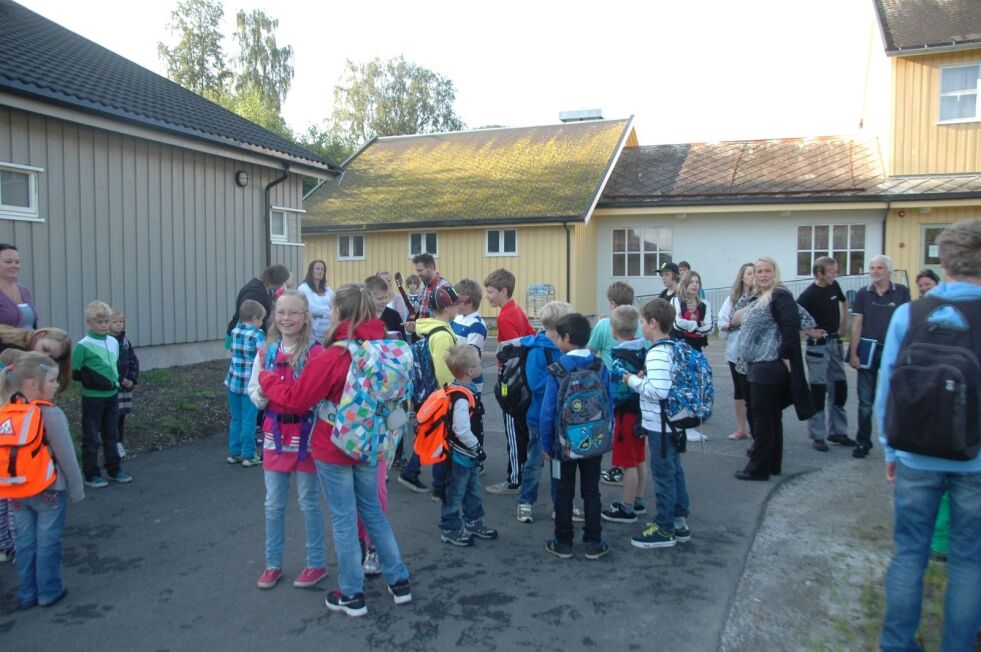NEI TIL MOBBING. Elever og ansatte ved Røsvik skole startet skoleåret med å synge en antimobbesang for fire år siden. Arkivfoto: Eva S. Winter