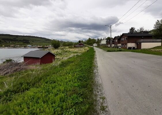 Gang- og sykkelveien skal gå parallelt med Strandveien.
 Foto: Sørfold kommune