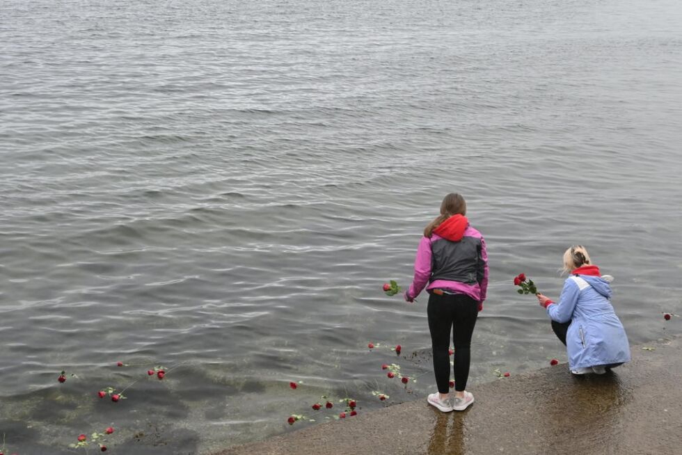 ROSER. Ungdomsrådet kaster røde roser på havet i minne for de 77 menneskene som mistet livet sitt.
 Foto: Julie Trulsvik Rasmussen