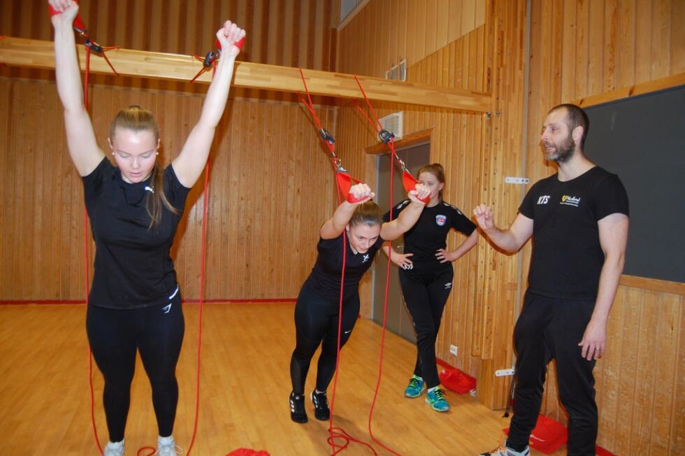 LEGGER GRUNNLAGET. Ifølge Kim Torry Simmenes legger jentene grunnlaget for god håndballteknikk med god basistrening.
 Foto: Stig Bjørnar Karlsen
