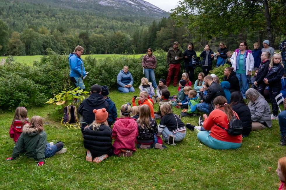 KUNNSKAP. Sigrid E. Lium fra Besøkssenter nasjonalpark Nordland fortalte både eventyr og fakta om flaggermus. Hvor stor er en flaggermus?
 Foto: Nordland Nasjonalparksenter