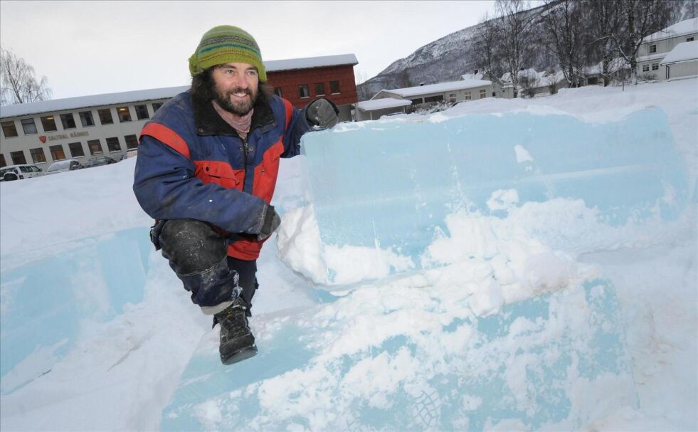 FRA ISBLOKK TIL SKULPTUR. Kai Linde gleder seg til helga. Da skal rundt 40 isblokker forvandles til skulpturer med båt som tema. Og vil du være med på historien så er du hjertelig velkommen. Foto: Helge Simonsen
