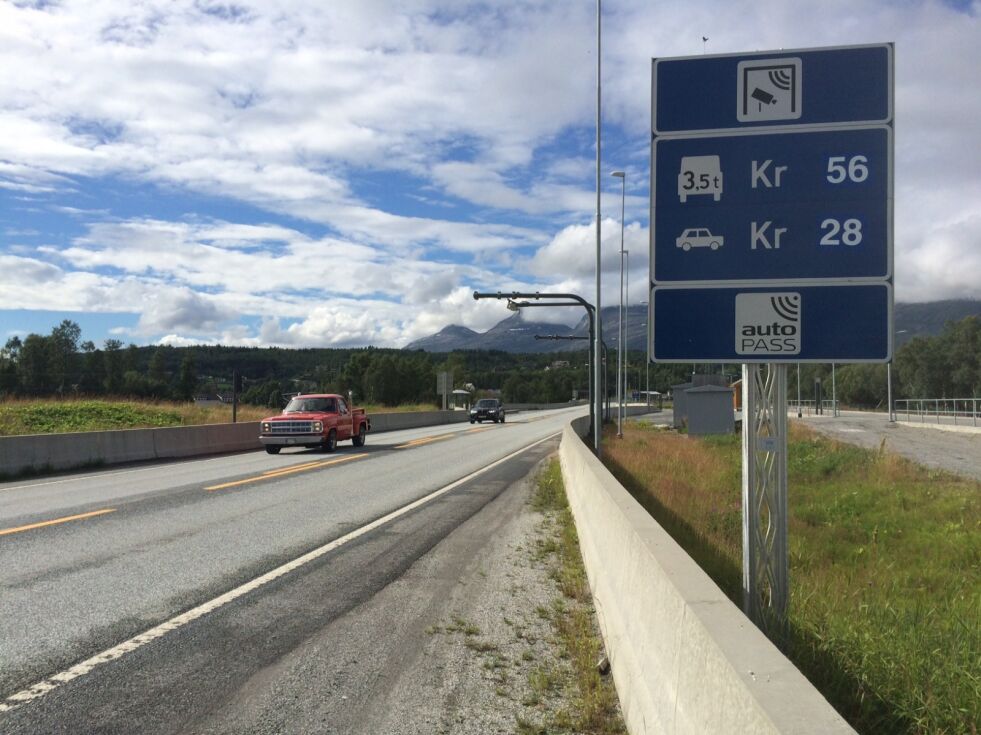 På riksvei 80 ved avkjøringa til Strømsnes, var det to bilførere som fikk bot fredag morgen fordi de ikke stoppet ved Stop-skiltet.
 Foto: Arkiv