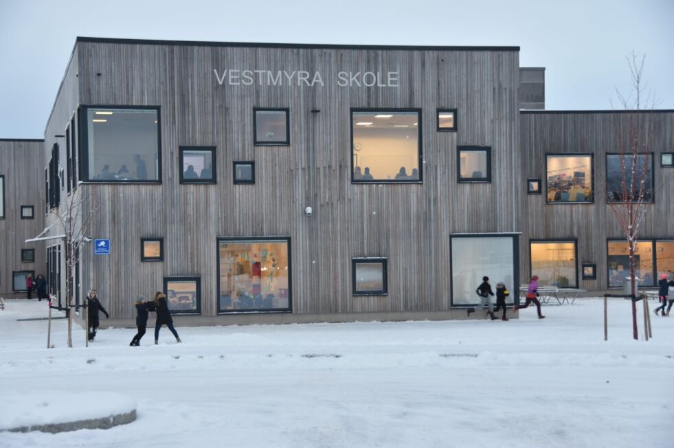 INGEN BUSS. Fredag fikk ikke Vestmyra-elevene skyss hjem med buss. Årsaken er det isglatte føret på veiene. Foto: Sylvia Bredal