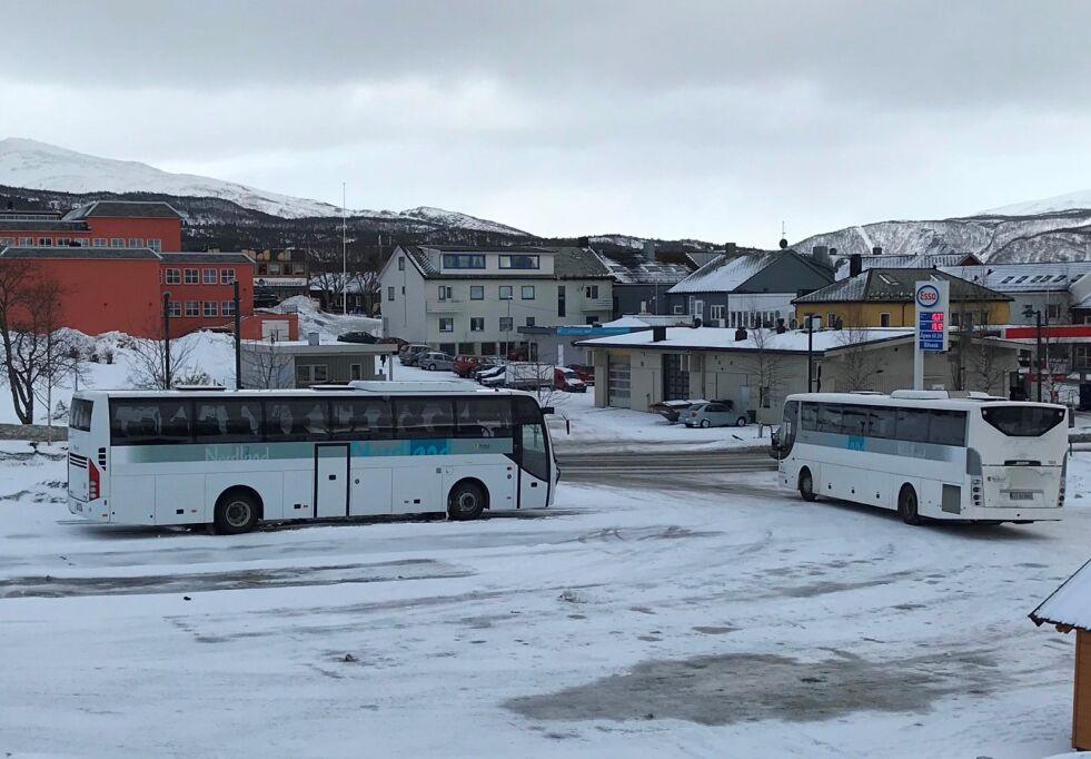 FLERE AVGANGER. Ungdom i Nordland ønsker seg hyppigere bussavganger fra bygdene til større tettsteder eller nærmeste sentrum, slik at det blir lettere å delta i aktiviteter og samfunnet der. Foto: Sylvia Bredal
