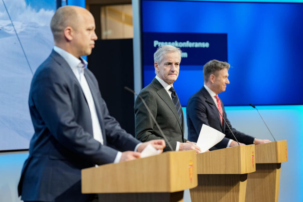 Statsminister Jonas Gahr Støre, finansminister Trygve Slagsvold Vedum og olje- og energiminister Terje Aasland under onsdag kvelds pressekonferanse om strømtiltak.
 Foto: Fredrik Varfjell / NTB