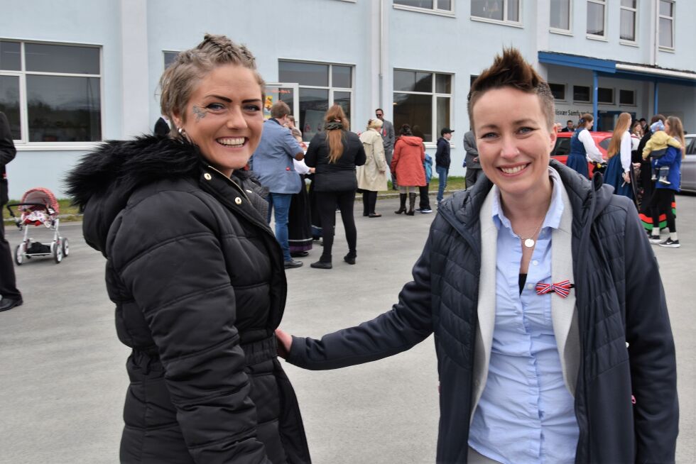 Therese og Caroline var i strålende 17. mai-stemning.
 Foto: Lars Olav Handeland
