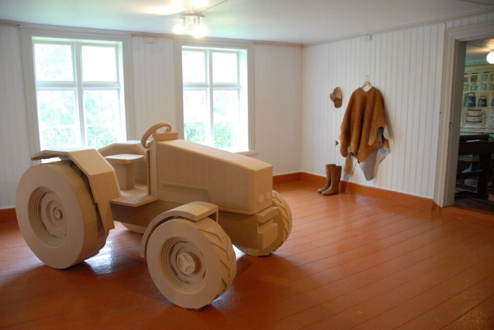 TRAKTOR-KUNST. Denne traktoren var utstilt på Beiarn bygdetun i 2012 som en del av utstillinga til True Solvang Vevatne, mottaker av Beiarstipendet det året. Nå foreslås Beiarstipendet omgjort. Foto: Maria Trondsen