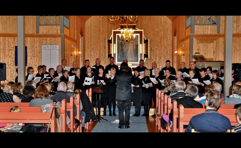 Misvær sangerlag var noen av de som bidro under jubileumskonserten i Misvær kirke fredag kveld. Her framfører de Kyrie.
 Foto: Lars Olav Handeland