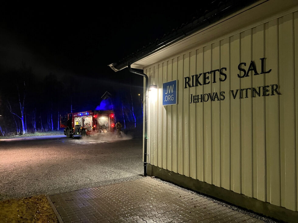 Politiet går ut og ber om tips fra publikum etter brann ved Rikets sal torsdag kveld.
 Foto: Lise Berntzen