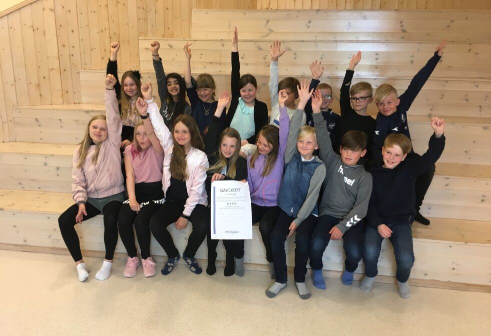 EKTE GIVERGLEDE. Elevene på Erikstad er veldig glade for at de fikk gi overskuddet av klassekassen til Plan Norge. Foto: Jan-Åke Storjord