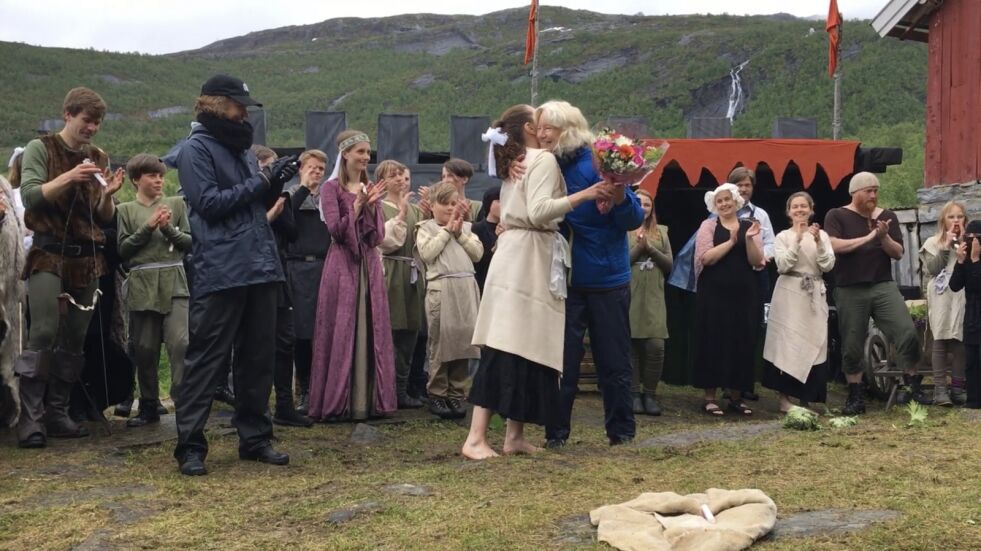 Regissør Maja Zakariassen gir blomsterbuketten sin videre med ros til kultursjefen.
 Foto: Eva Winther