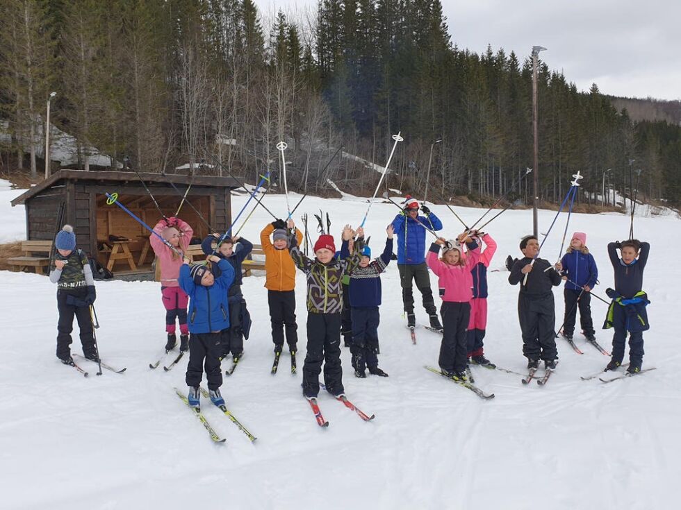 SKIDAG I MAI. 2. klasse ved Straumen skole storkoste seg på skidag med nykjørte løyper i Seljeåsen 14. mai. Det ble både aking, skitur og undervisning i finværet. Alle foto: Siw Pettersen