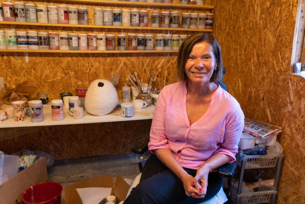 MER ENN BARE EN HOBBY. Keramikk har blitt Eirin Johansen store interesse. Hun har et eget rom i garasjen hvor ovnen står, samt et arbeidsområde hvor hun legger på glasur etter ønsket design.
 Foto: Anita Sjåvik