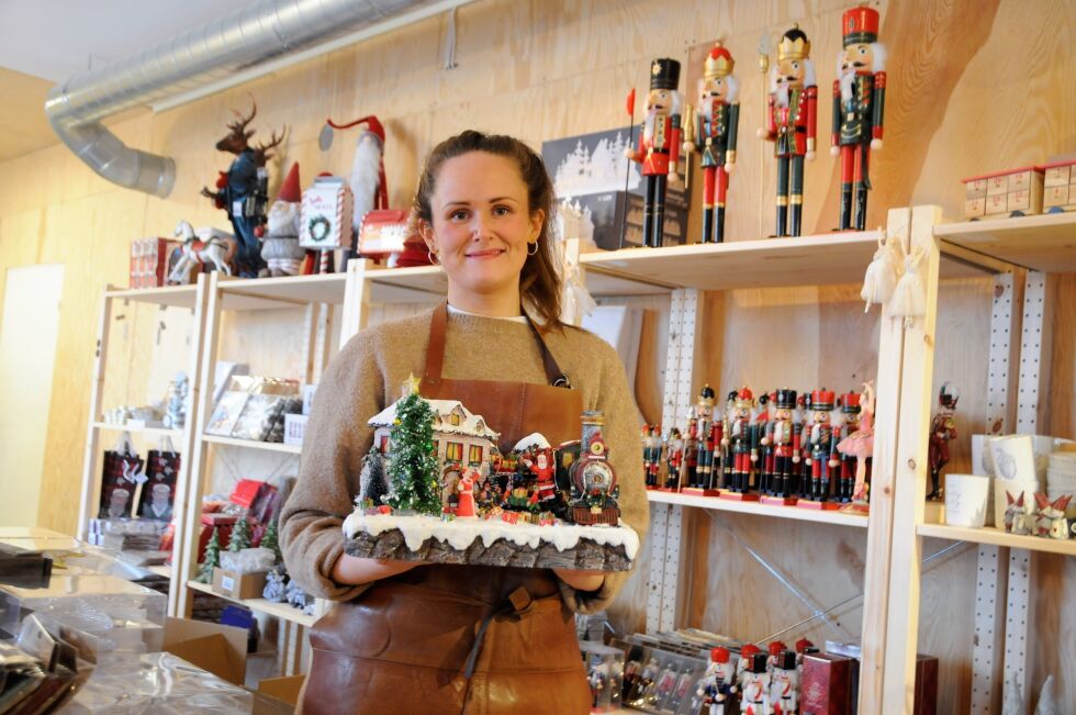 LIDENSKAP. Mathilde Winther elsker jula og har nå fylt opp lokalene i Valnesfjord med julepynt.
 Foto: Maria Edvardsen