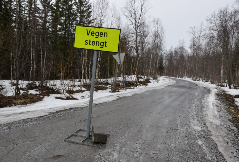 Vassryggveien ved Valvatnet i Fauske kommune er stengt nå i vårløsninga, og åpnes ikke før den har tørket opp.