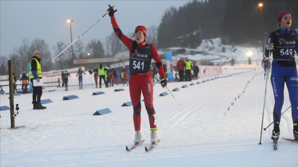 I MÅL. Ingrid Mathisen strekker hånden i været og signaliserer at hun er godt fornøyd med prestasjonen på sprinten i Steinkjer.  Foto Svein Halvor Moe