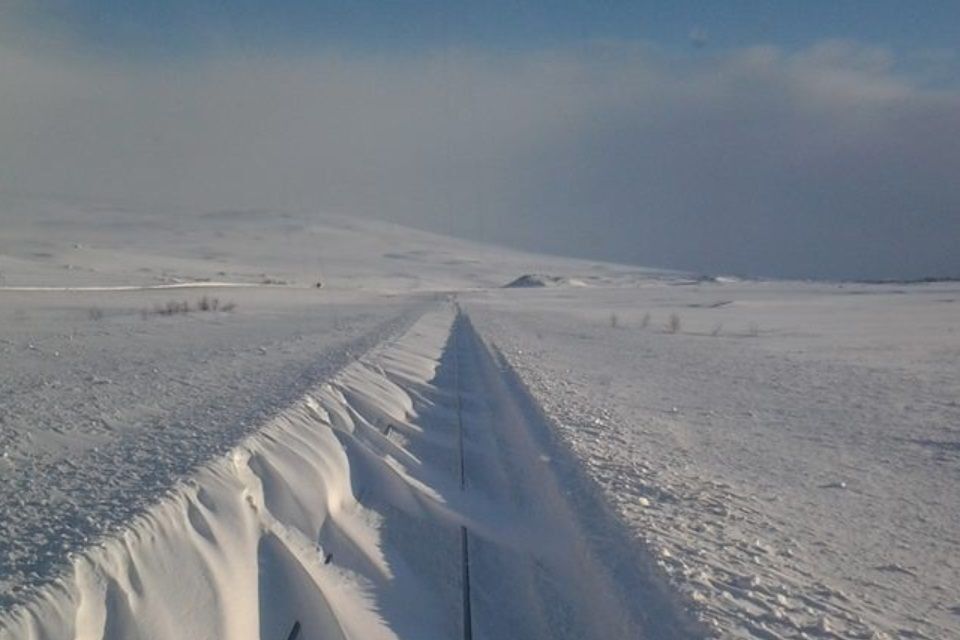 Saltfjellet deler Nordland i to søndag formiddag. Verken tog eller biler kommer seg over.