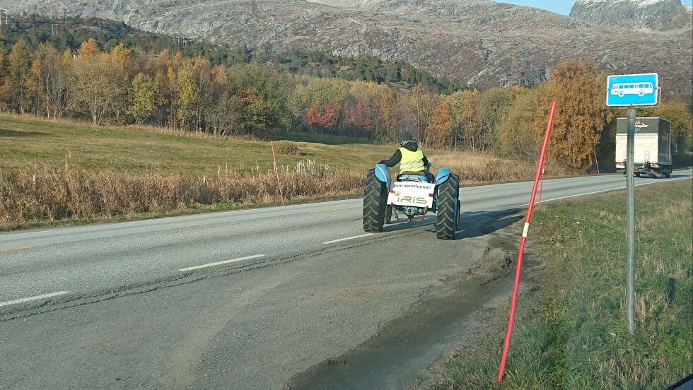 KALD FORNØYELSE. Det ble en kald fornøyelse for Ronny Fastvold Johnsen å kjøre traktoren fra Bodø til Brenne i tretti kilometer i timen.
 Foto: Aril Pedersen