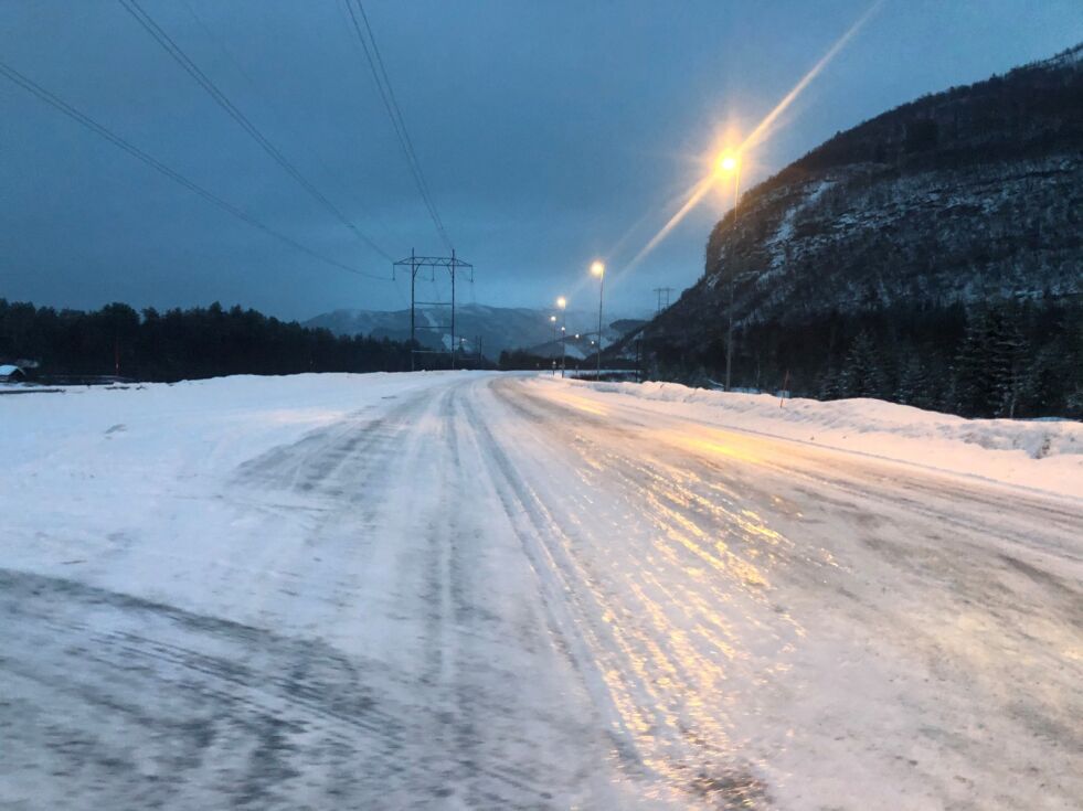 Det er vanskelige kjøreforhold flere steder i Salten fredag på grunn av overgang til mildvær.
 Foto: Helge Simonsen