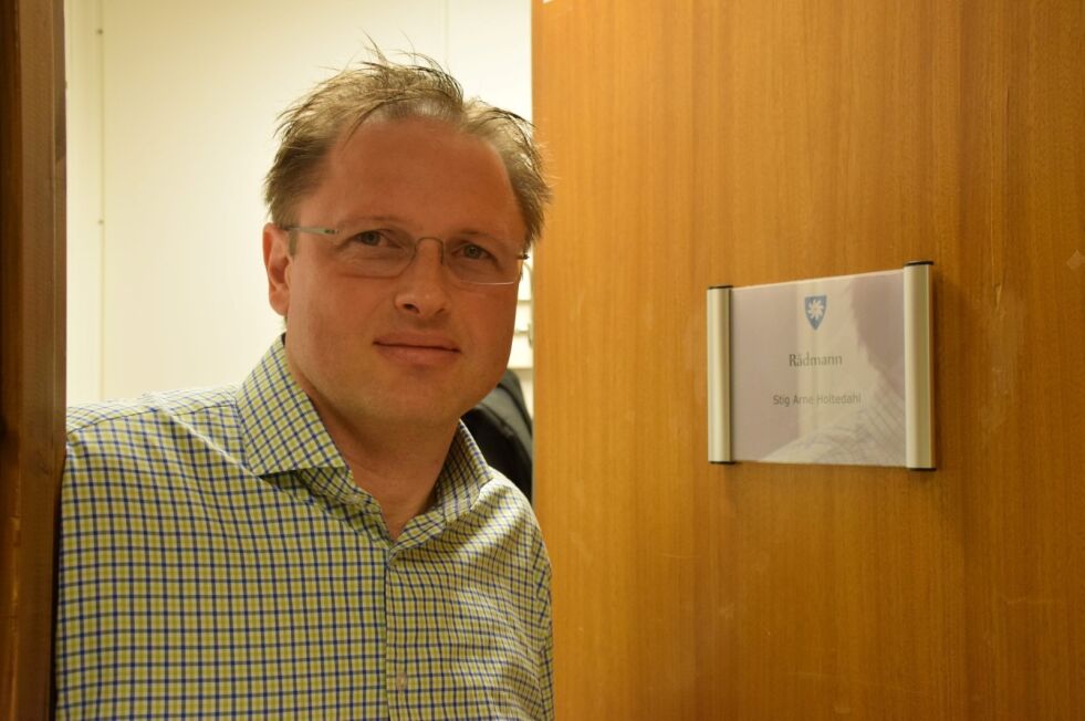 ÅPEN DØR. - Jeg har en «åpen dør»-politikk, sier den nye rådmannen i Sørfold, Stig Arne Holtedahl (47). Han er opptatt av at alle skal bli hørt. Begge foto: Eva S. Winther