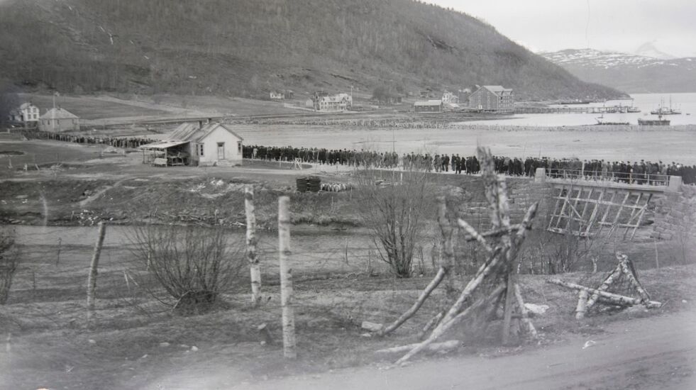 FOLKSOMT. 17. mai ble markert stort i Røsvik i 1945, og det virket som om «hele» Folda var der. Det var svart av mennesker fra kirka over brua og bortover mot brygga. Foto: Lyder Kvantoland, utlånt av Sørfold lokalhistorielag