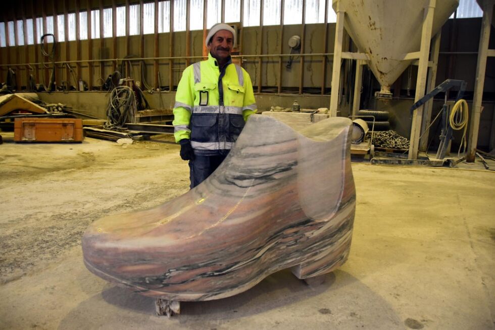 FERDIG. Nå er Nabil Hassan Aitnawi ferdig med skoen som skal til en skobutikk i Danmark. - Et morsomt prosjekt, sier steinhuggeren  som har arbeidet med stein i 35 år.
 Foto: Sylvia Bredal