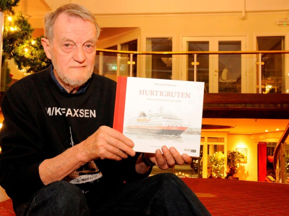 SELVLÆRT KUNSTNER. Monrad Pedersen (77) fra Saltdal brukte fire måneder på å tegne de 98 båttegningene i boka om Hurtigruten, som kom ut i begynnelsen av desember. Ikke overraskende om denne skulle havne under noen juletrær. Foto: Maria E. Trondsen
