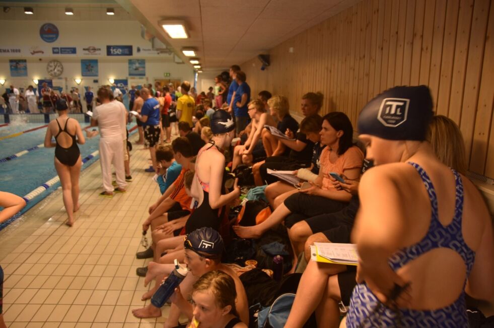 HETT OG FOLSOMT. Det er fullt på bassengkanten nå som stevnet Polarcup er i gang på Fauske. 12 svømmeklubber er i aksjon i badet som er stengt for ordinær svømming. Alle foto: Sylvia Bredal