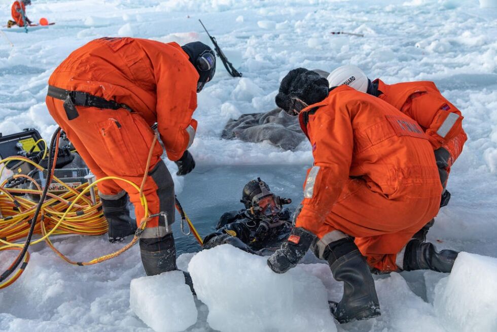 IS I BLODET. Under isen lå verdifullt utstyr og enda mer verdifulle data. Dykker og styrmann på kystvaktskipet Svalbard, Andreas Soløy, gikk under isen for å berge alt sammen. Risikoen var skyhøy.
 Foto: Forsvaret